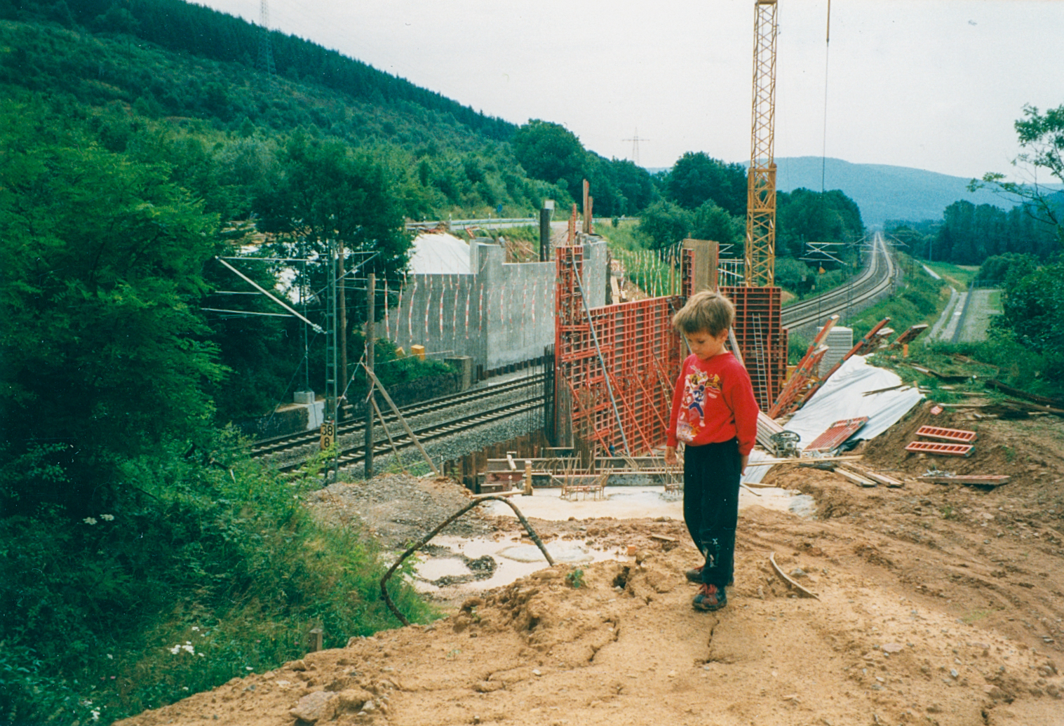 Bau der Brücke über die Bahnlinie